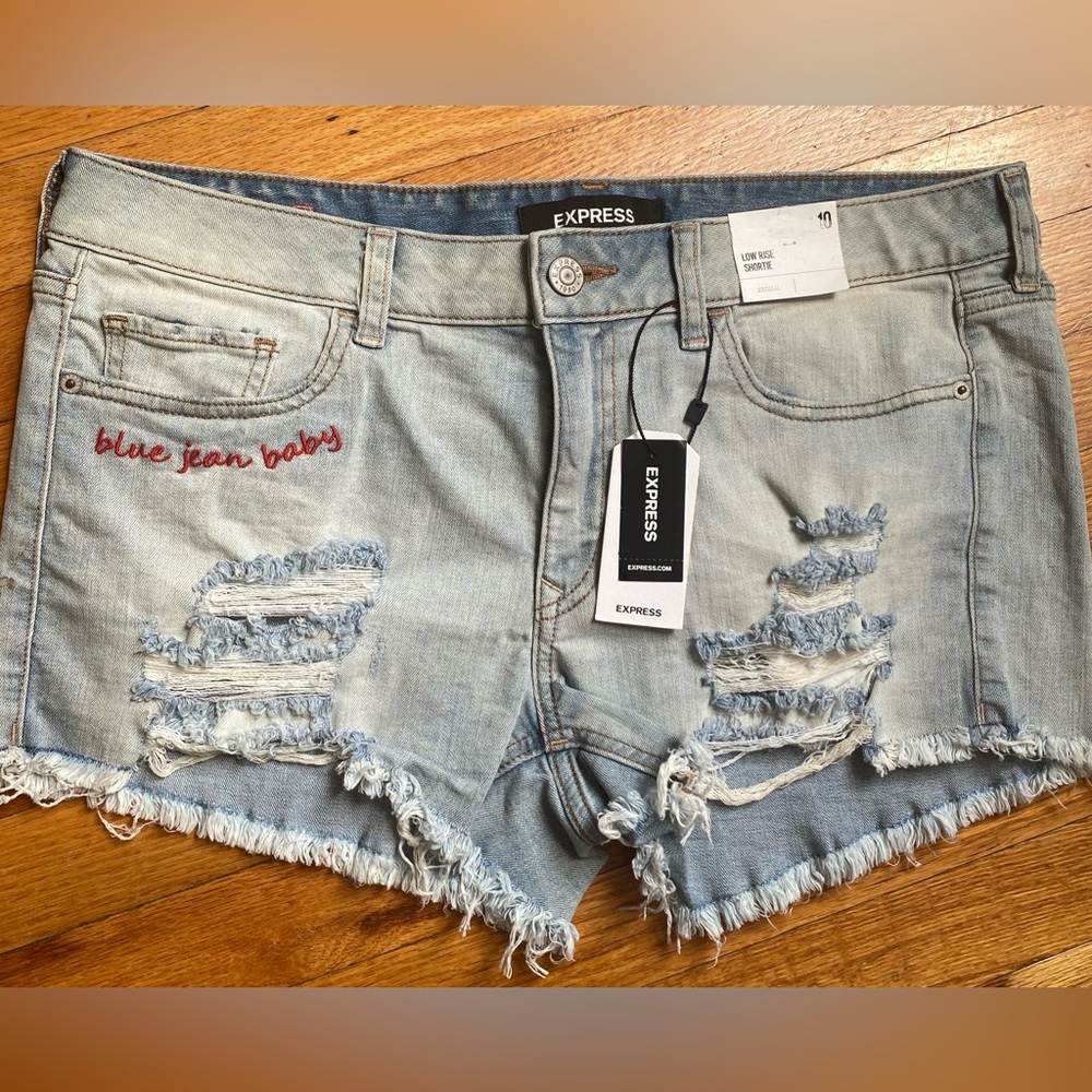 NWT Express Shortie Relaxed Low Rise Ripped Jean Shorts Size 10